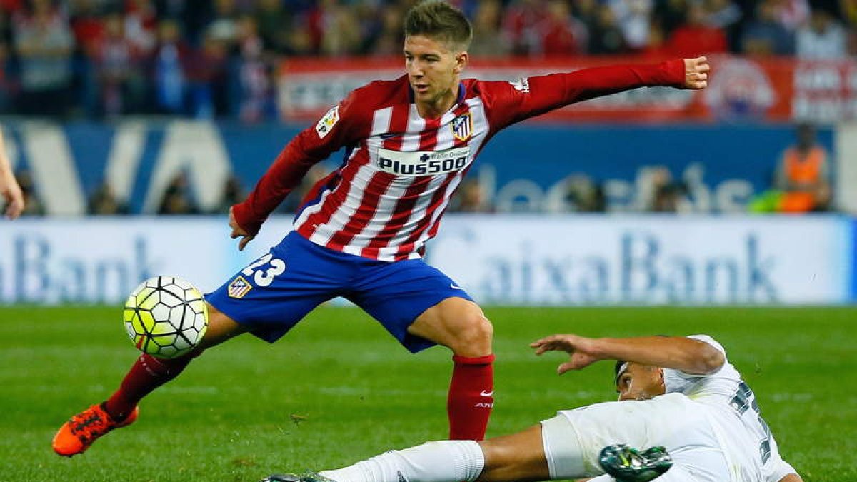 Vietto, autor del gol del empate, lanza a portería ante la oposición del centrocampista brasileño del Real Madrid Casemiro, el mejor del equipo blanco frente al Atlético.