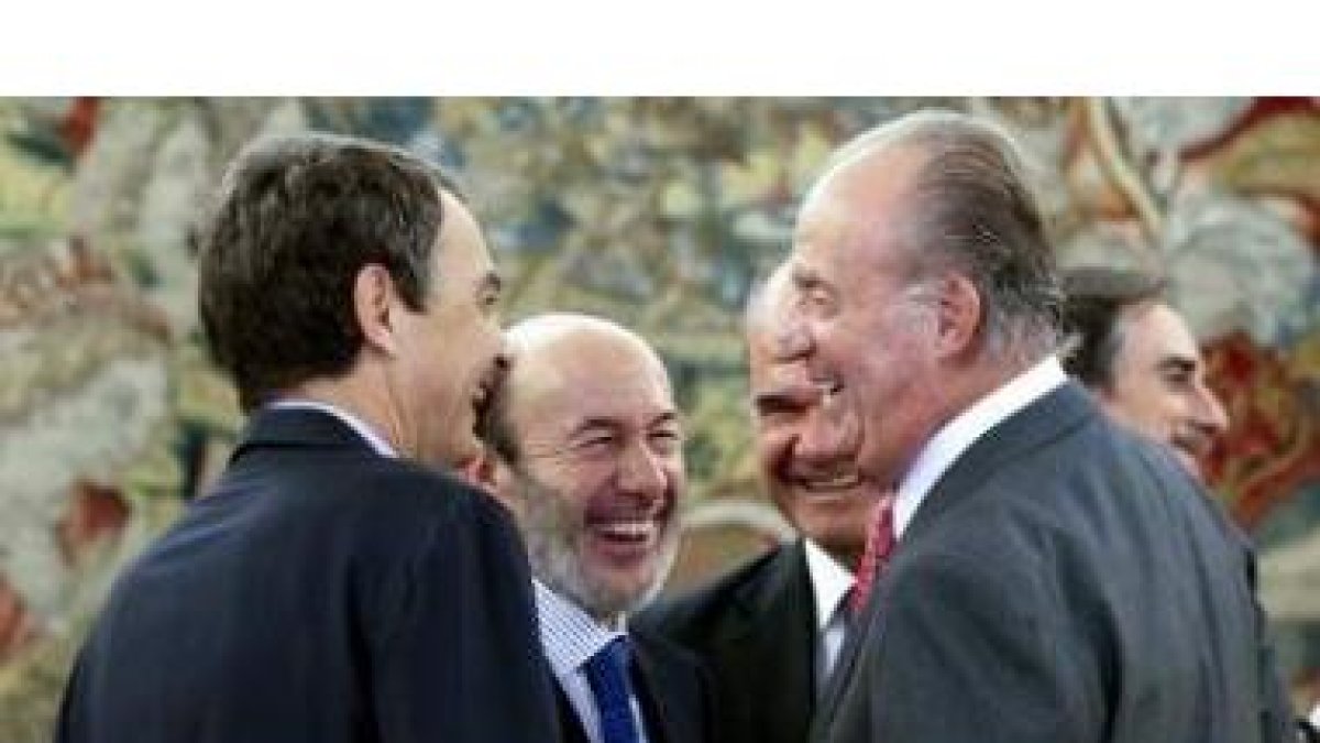 Zapatero, Rubalcaba y Chaves conversan con el Rey tras el acto de promesa de los nuevos cargos