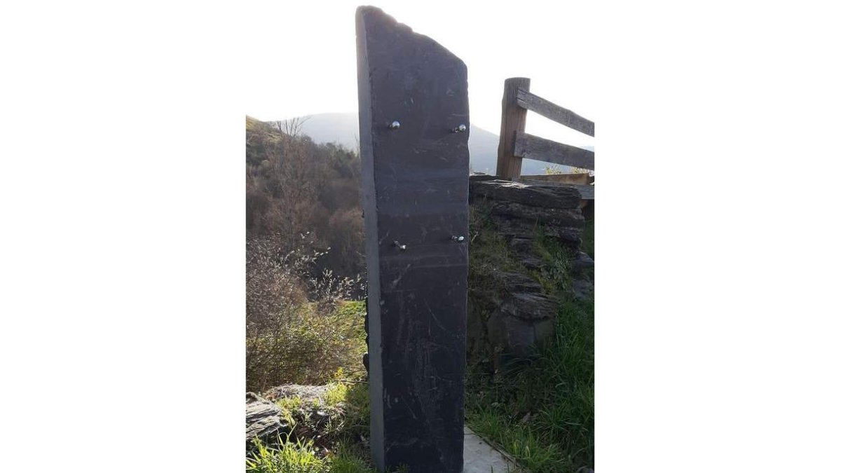 La placa en homenaje a los represaliados sufrió daños. DL