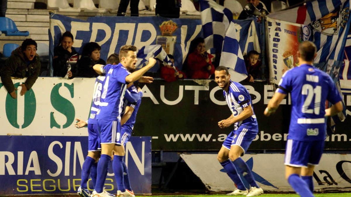 La alegría se hacía patente en los rostros de los jugadores de la Deportiva y en el de los aficionados cuando Acorán lograba el segundo gol del equipo, que era el de la remontada.