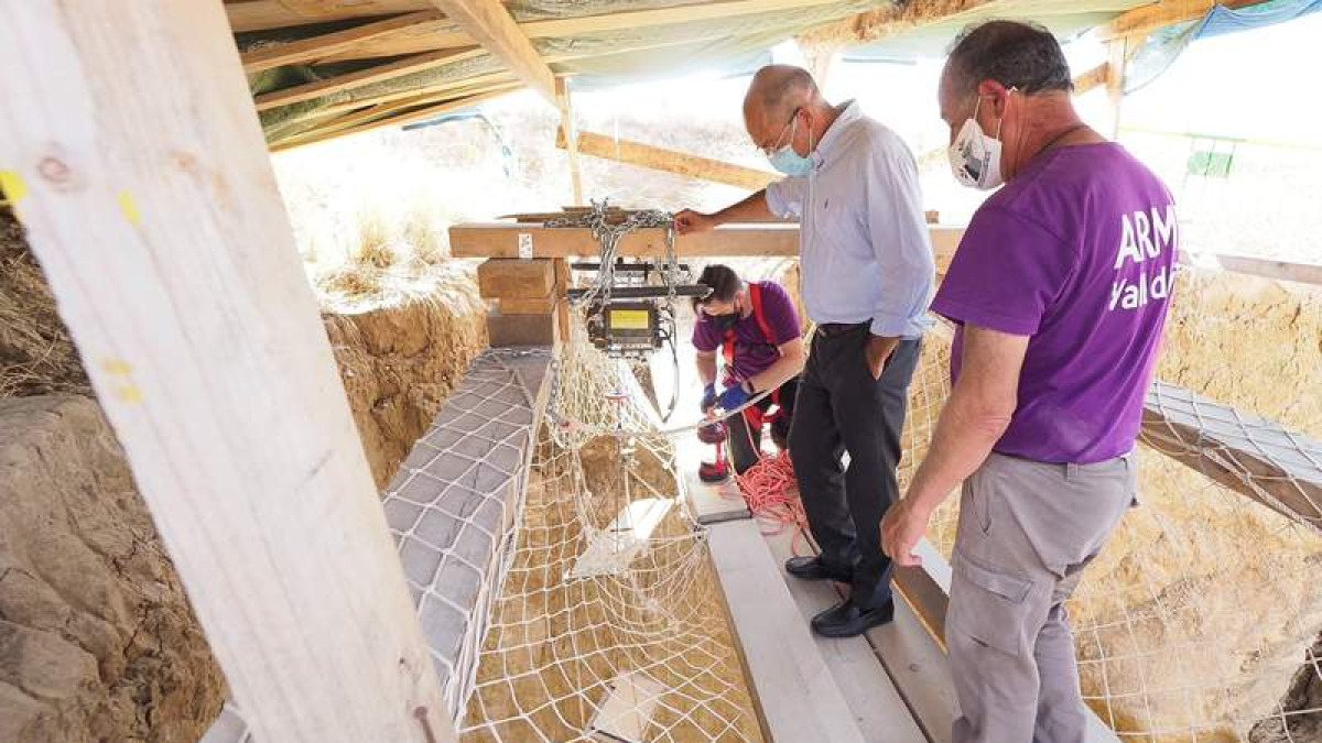 El vicepresidente ayer en la fosa de Los Alfredos. R. GARCÍA