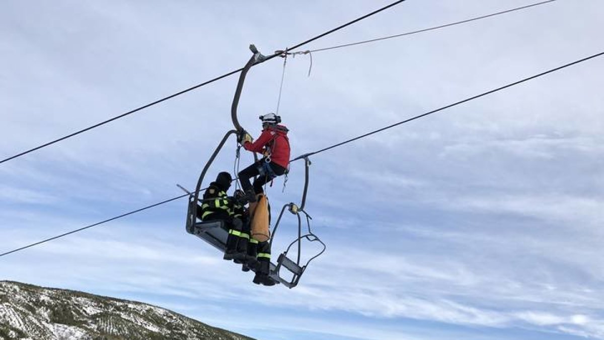 Simulacro de rescate en el telesilla Leitariegos. UME