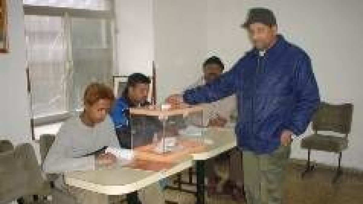 Imagen de archivo de unos caboverdianos votando desde León para las elecciones de su país