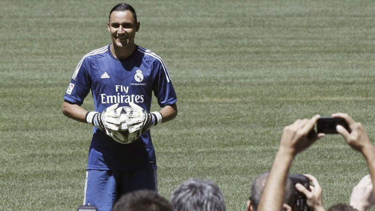 Keylor Navas posa en el césped del Santiago Bernabeú después de su presentación.