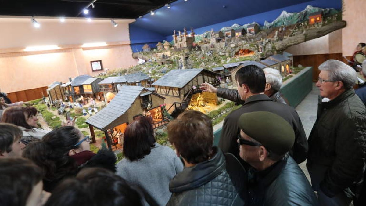 El Belén Artesano de Folgoso estará abierto hasta el 2 de febrero de 2019 en horario de 10 a 14 horas, y de 16 a 20 horas. ANA F. BARREDO