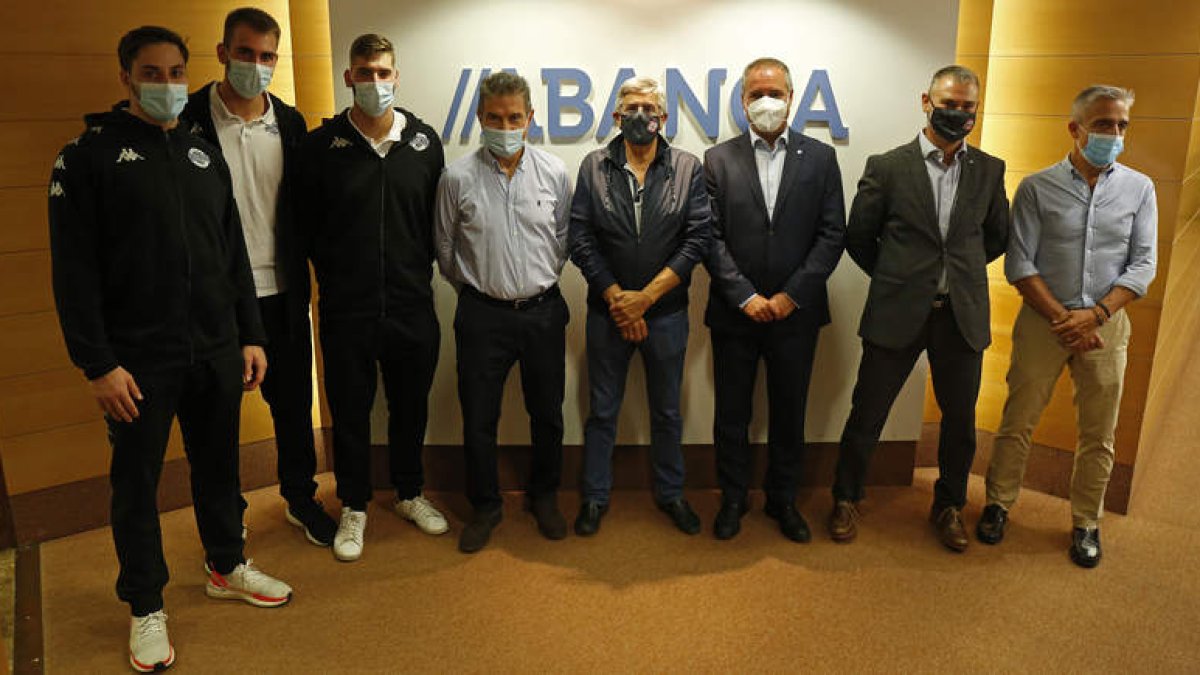 El Abanca Ademar presentó a sus jugadores griegos Boskos, Papantonopoulos y Liapis. FERNANDO OTERO