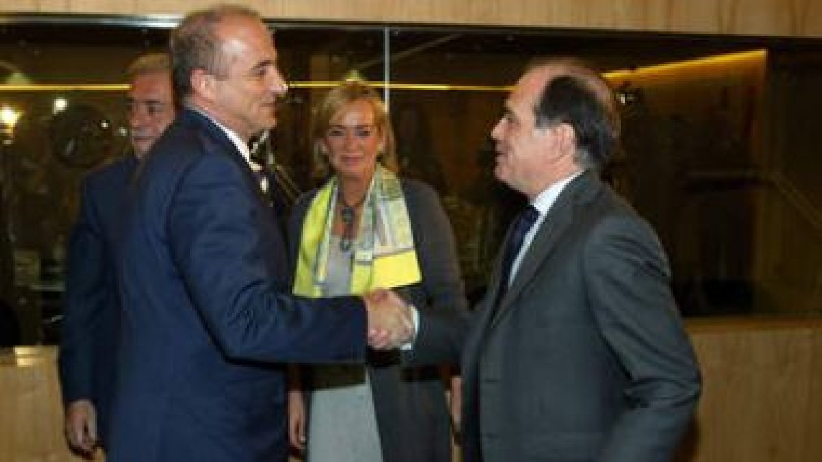 Miguel Sebastián y Tomás Villanueva se saludan en una foto de archivo, tomada el año pasado.