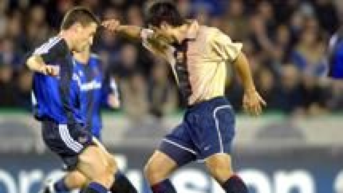 El argentino Riquelme, autor del gol, pugna por un balón con Timmy Simons