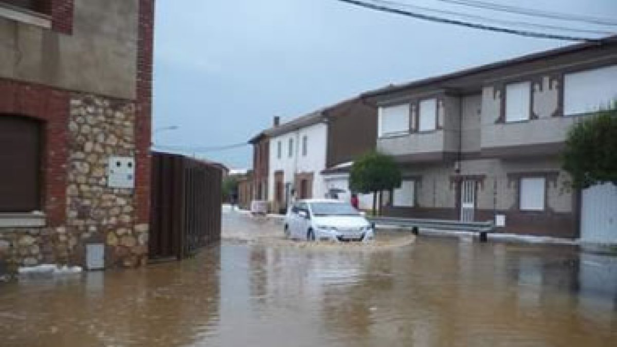 Acumulación de agua en Campo de Santibáñez, tras descargar la tormenta de granizo.