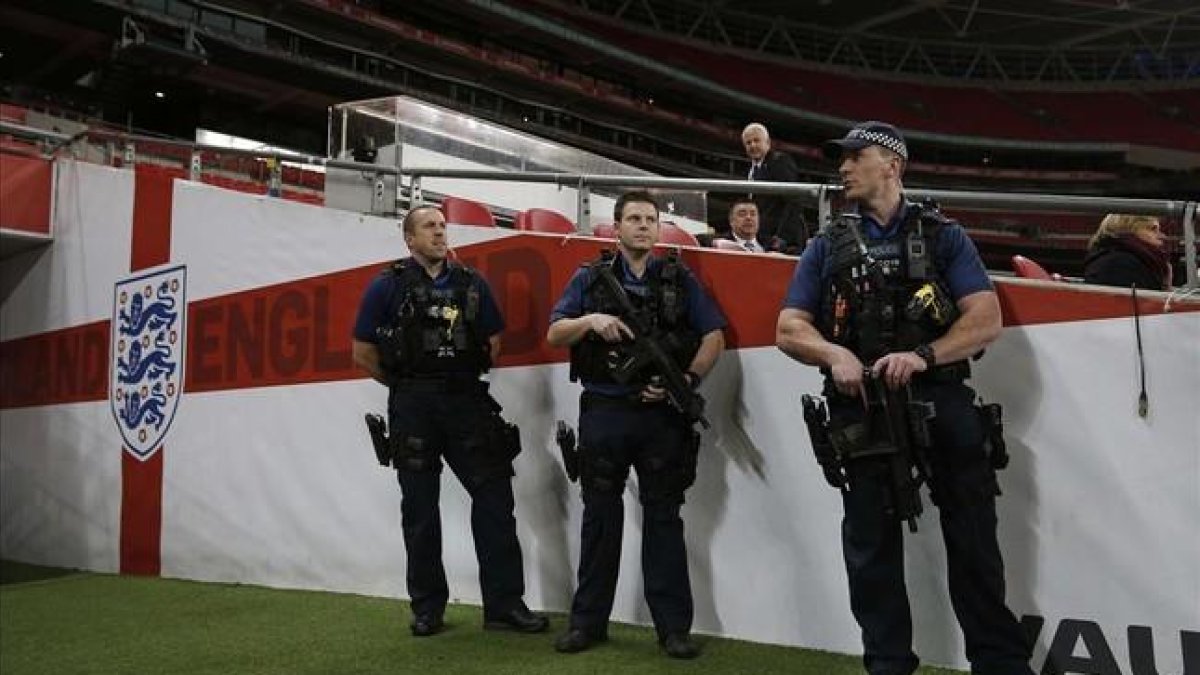 Policías británicos vigilan el interior del estadio londinense de Wembley.