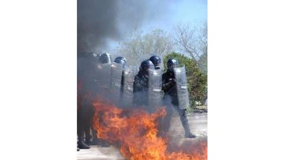 Recreación, con fuego real, de una carga antidisturbios