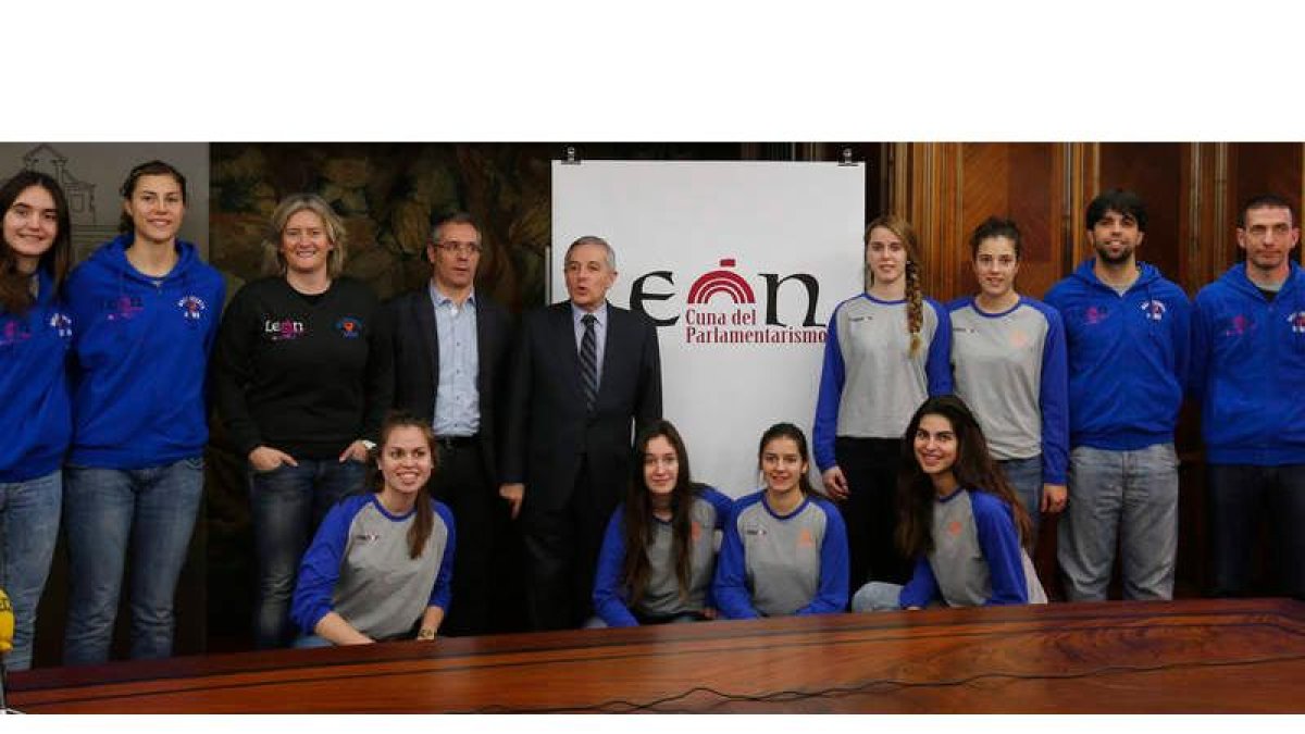 El alcalde y el concejal de Deportes junto a jugadoras y entrenadora del Aros en el Ayuntamiento.