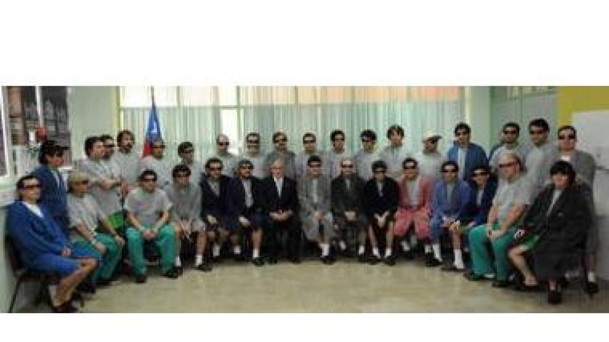 El presidente de Chile, Sebastián Piñera, posa ayer con los 33 mineros rescatados en el Hospital de