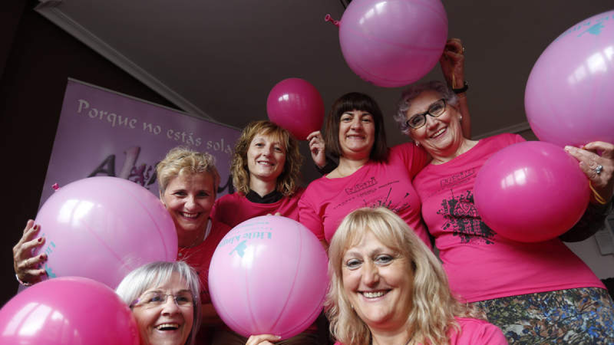 Las mujeres de la asociación Almom de León se preparan para salir hoy a la calle y para la ‘carrera de la mujer’ del domingo. JESÚS F. SALVADORES