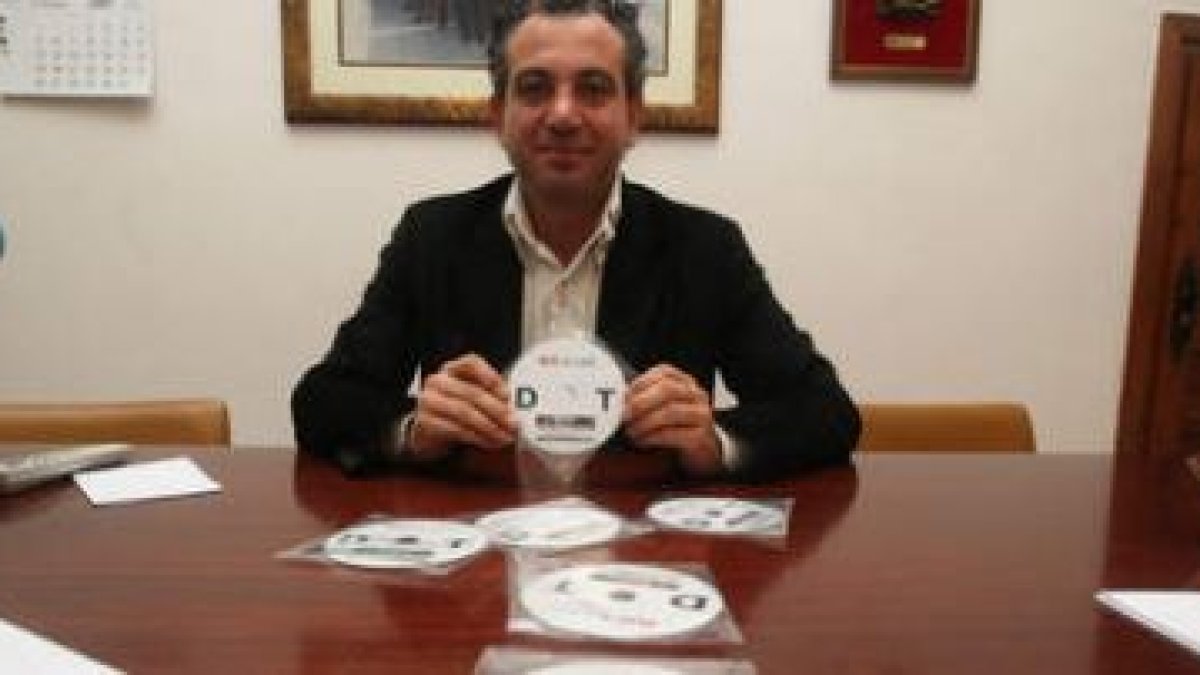 Nicanor Sen, con el deuvedé promocional en que se marca la oposición a las DOT.