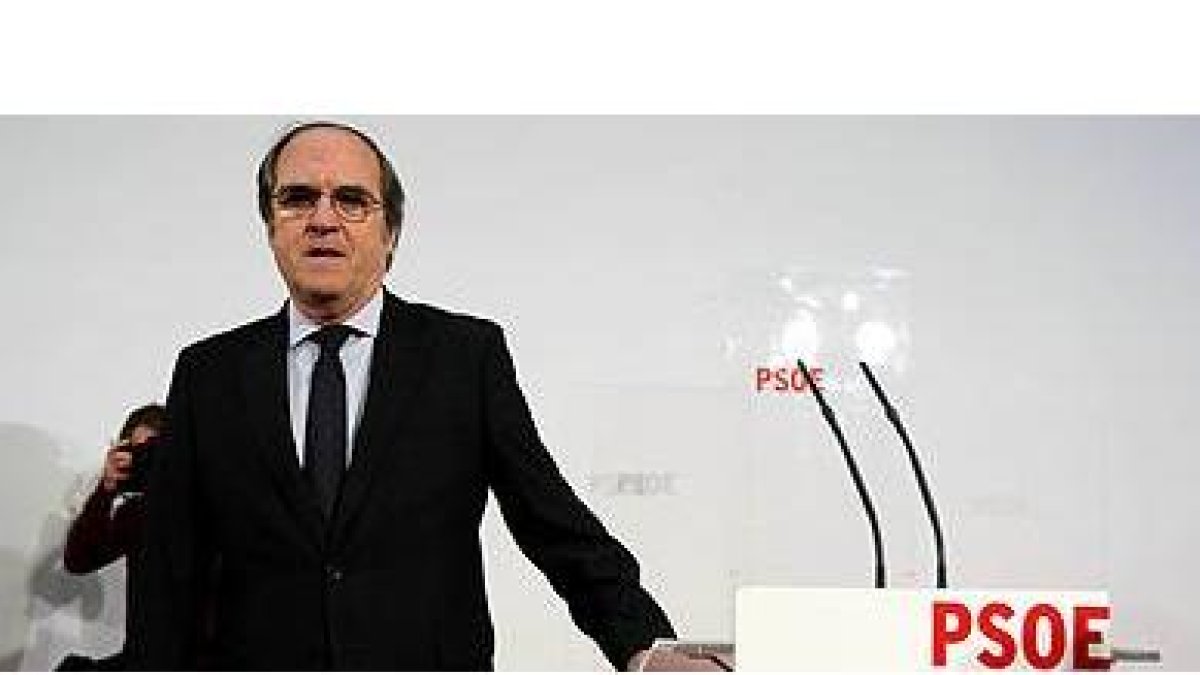 Ángel Gabilondo, candidato del PSOE a la Comunidad de Madrid, durante la rueda de prensa, este domingo, en Madrid.