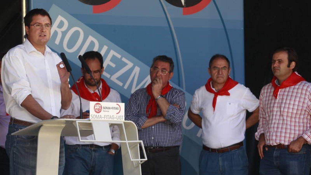 Álvarez Areces, siguiendo los discursos.