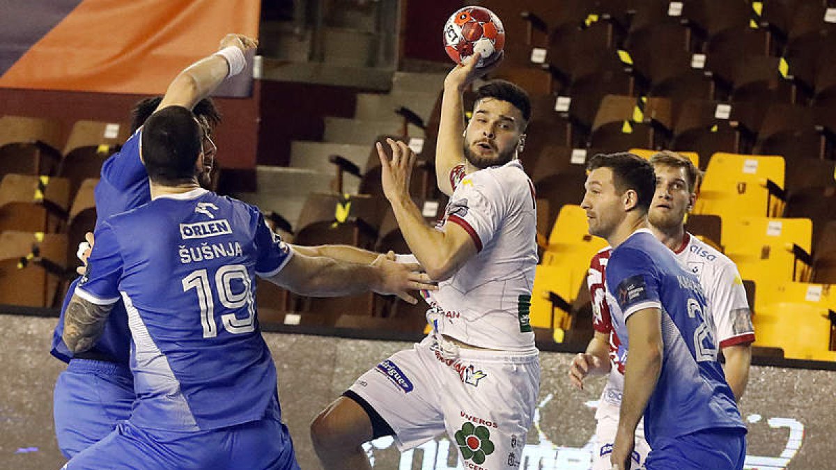 El Ademar llega a la ronda de octavos con cinco triunfos, cuatro empates y solo una derrota en la Liga Europea. MARCIANO PÉREZ