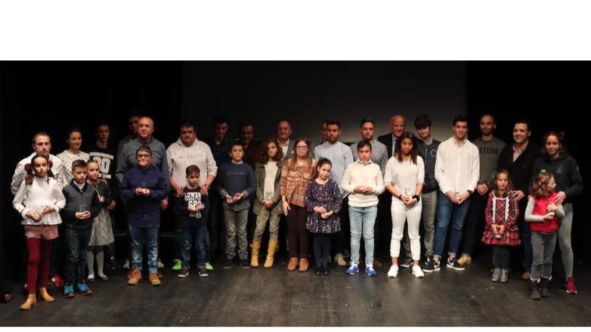 Todos los galardonados posan en la tradicional foto de familia al término de la Gala. L. DE LA MATA