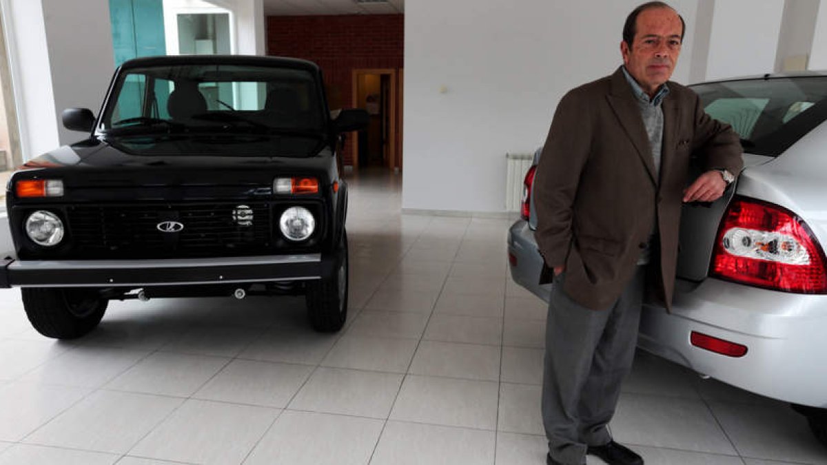 Javier García, director de Autonóviles Rusos, ante dos de los modelos de Lada que importa para España desde León.