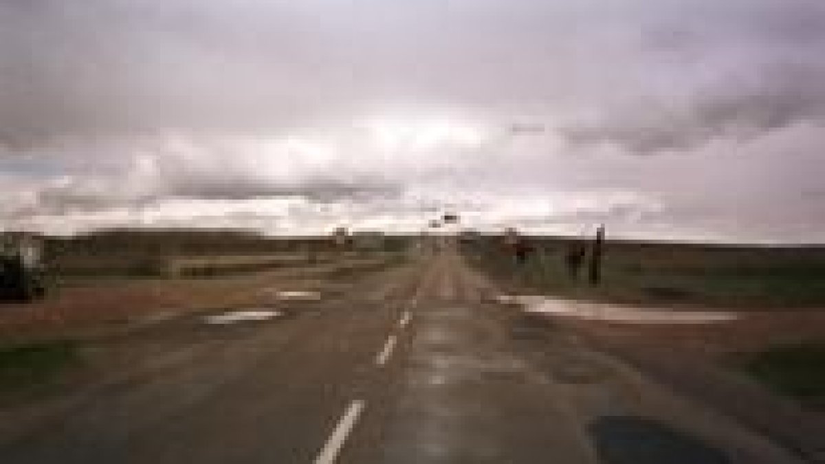Imagen de la carretera de Coyanza a Palanquinos (LE-532), en muy mal estado en la actualidad