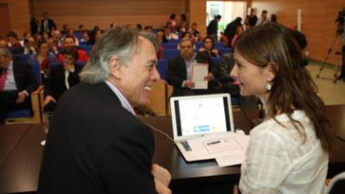 Francisco Álvarez y Nuria Mendoza conversan antes de presentar el «Camino de los satélites&raq