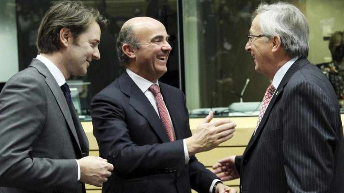 Francois Baroin, De Guindos y Jean-Claude Juncker, en la reunión de ayer en Bruselas.