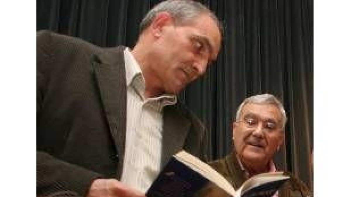 Álvarez Trincado -izquierda- el viernes en la presentación de un libro