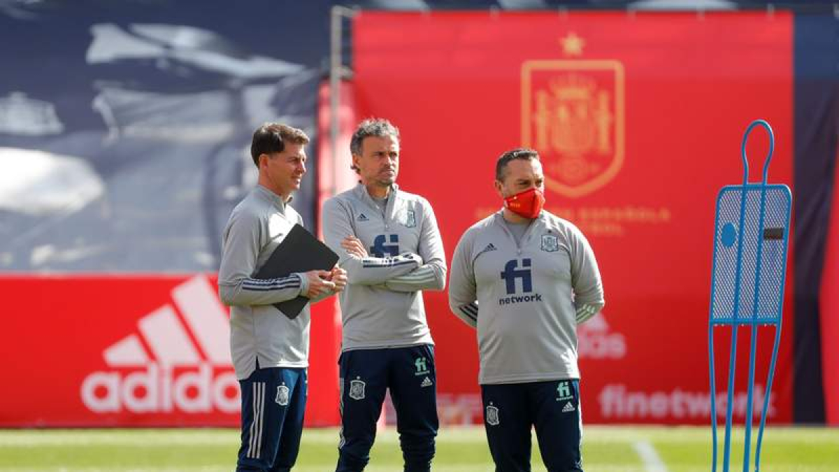 Luis Enrique, junto a parte de su equipo técnico, durante el entrenamiento de la selección. RFEB
