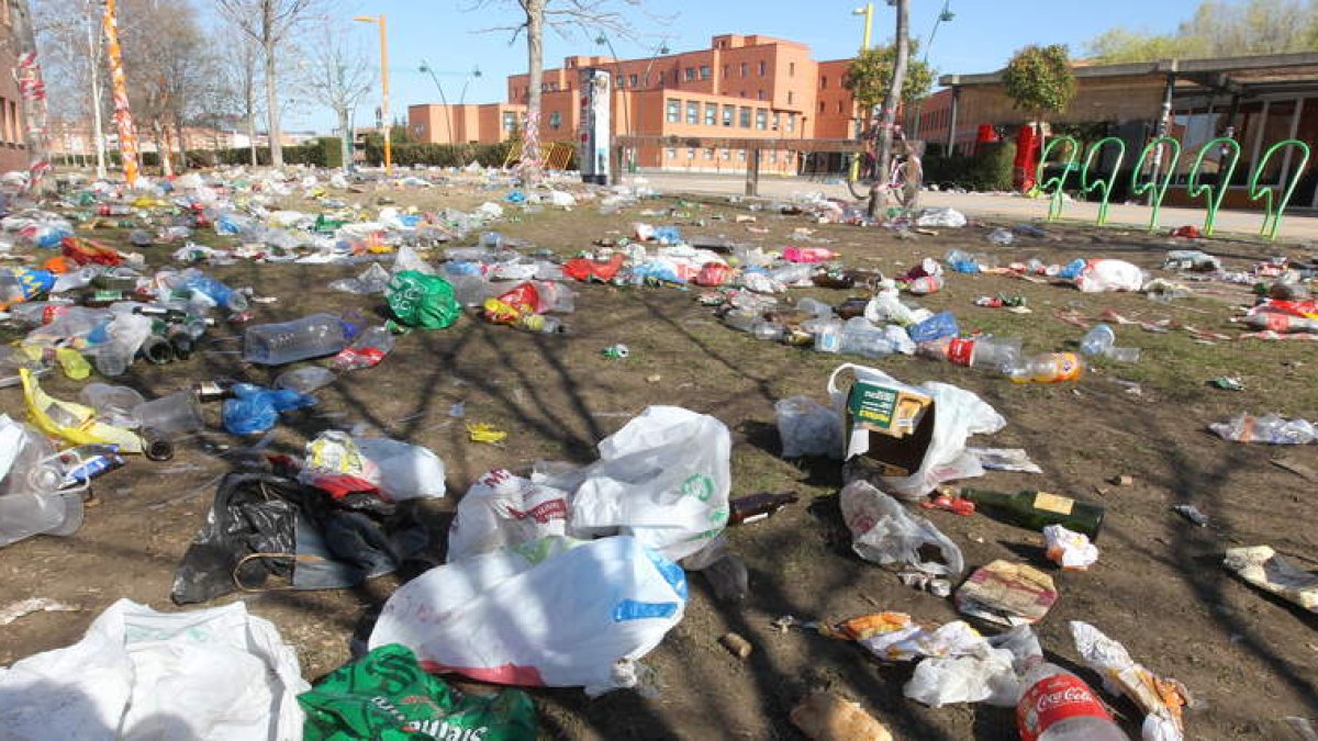 La suciedad provocada por el último botellón ha abierto la polémica de las fiestas universitarias.