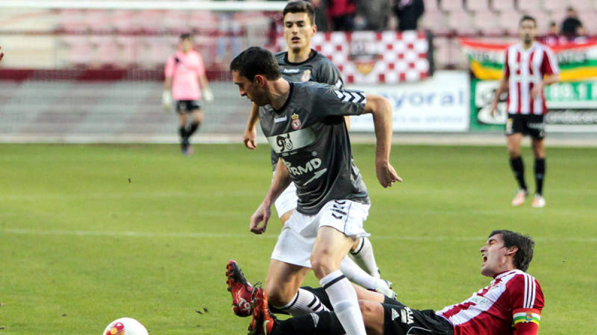 Juan Bardal se lleva el balón en un lance del partido frente a la Unión Deportiva Logroñés, con su compañero Gonzalo muy atento a la acción del choque disputado en Las Gaunas.