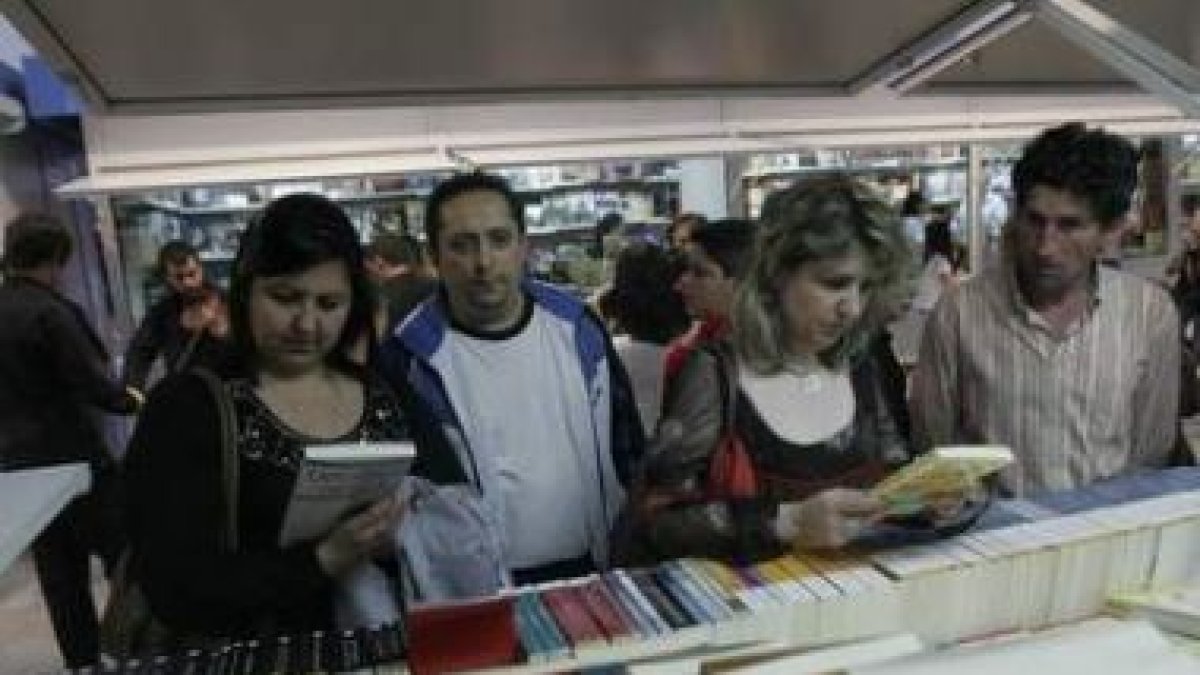 Un grupo de personas selecciona varios libros, ayer en uno de los expositores de Fernando Miranda