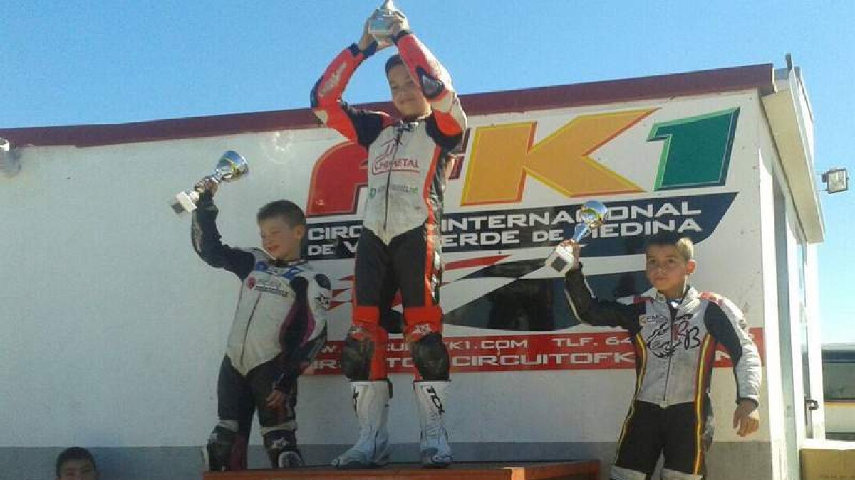 Sergio, a la izquierda, subió al podio en Medina del Campo.