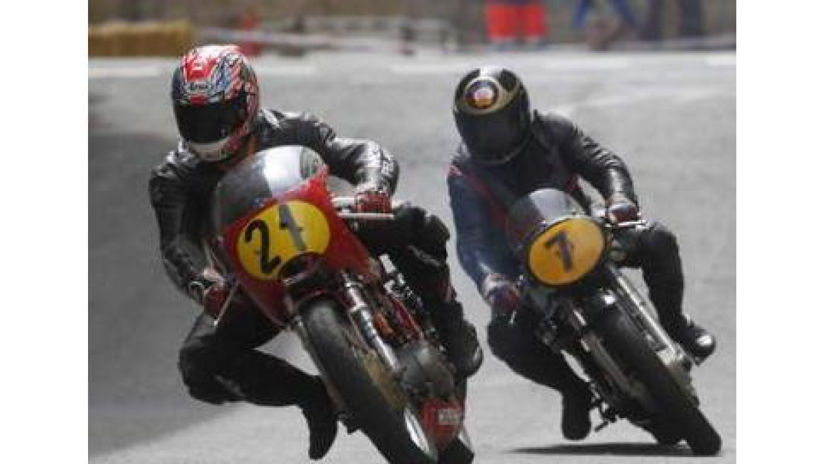 Dos pilotos en una de las pruebas este año del Ciudad de La Bañeza de Motociclismo.