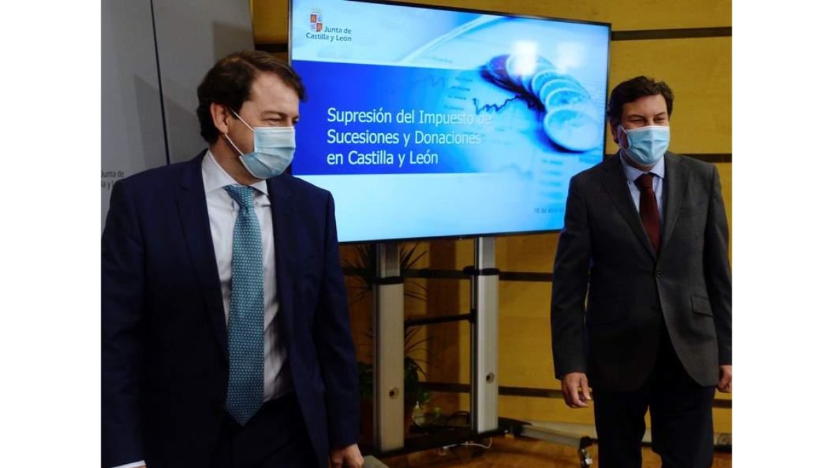 Mañueco y el consejero Carriedo en la presentación del plan para eliminar el tributo. NACHO GALLEGO
