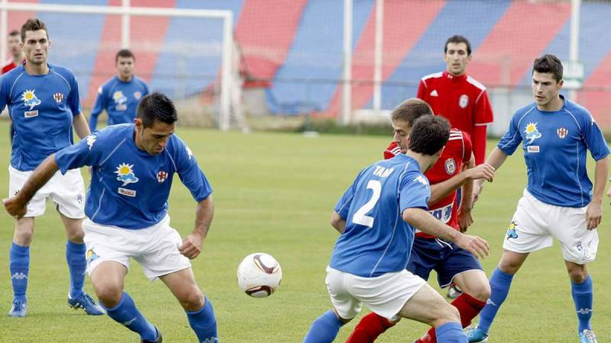 El equipo berciano no pudo igualar el gol inicial de los abulenses y terminó cayendo.