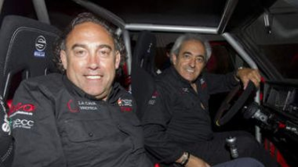 Felipe Llamazares y Ramón Villa, en el interior del Volkswagen Golf MK1 con el que correrán.
