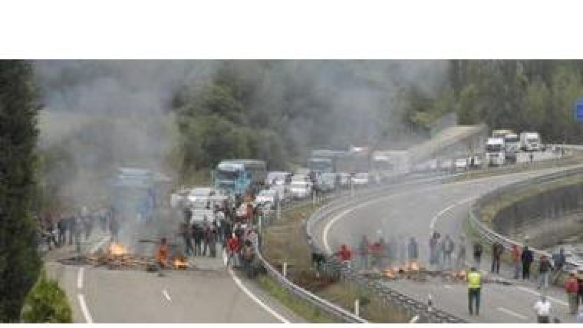 Un grupo de unos cincuenta mineros cortó ayer el tráfico en los dos sentidos de la autopista de Camp