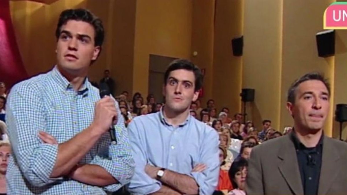 Pedro Sánchez, micrófono en mano, interviene en el programa Moros y Cristianos, que presentaba Xavier Sardà (derecha), en 1997.