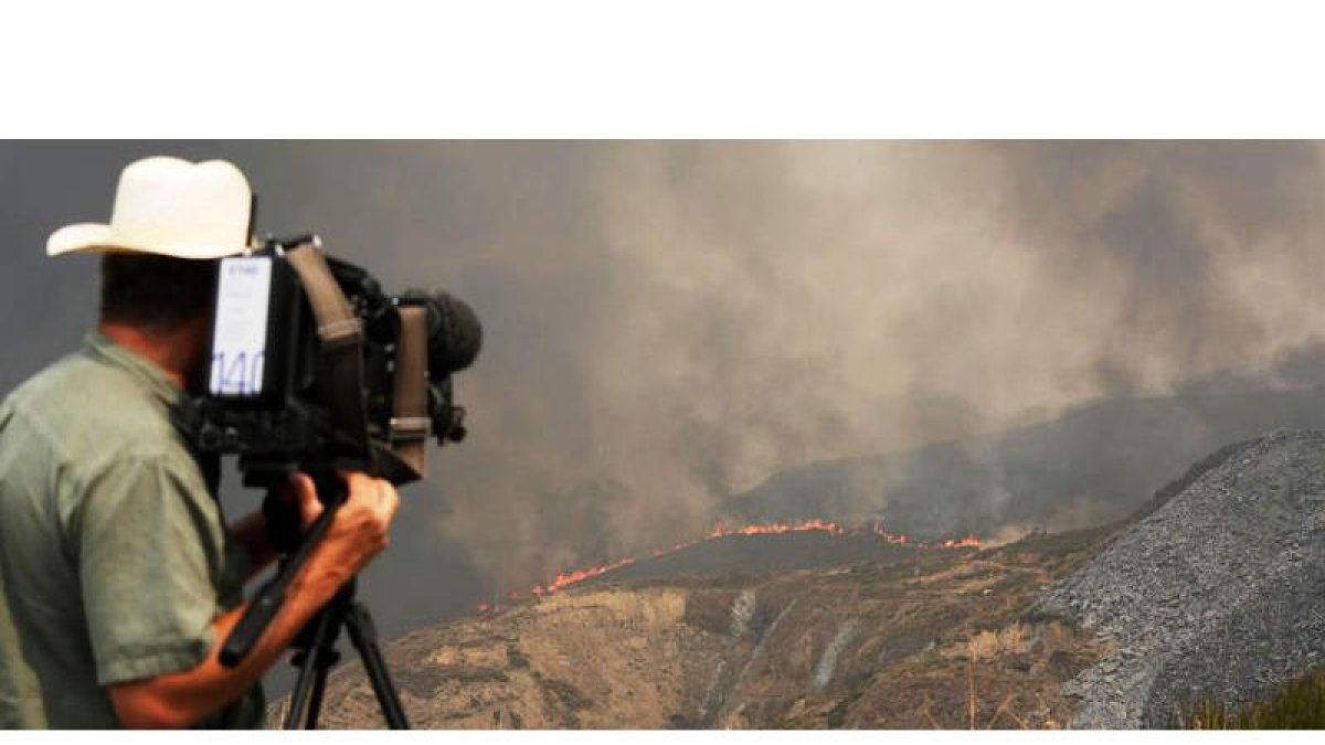 El fuego se reactivó por la tarde a causa del viento y amenazó el pueblo de Robledo. SECUNDINO PÉREZ