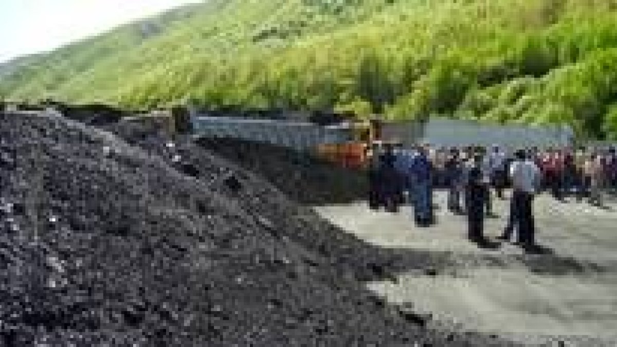 Los trabajadores bascularon el carbón de los camiones como protesta