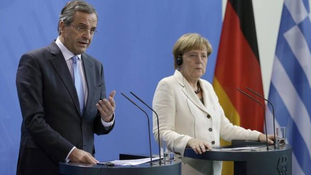 Samaras (izquierda) y Merkel, en su rueda de prensa conjunta, en Berlín, este martes.