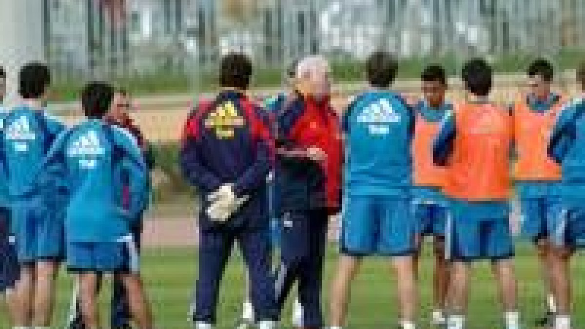 Aragonés conversa con los jugadores durante el entrenamiento realizado ayer en Almería