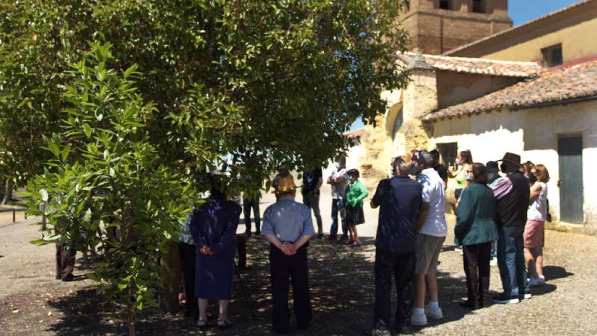 Los vecinos celebraron el concejo bajo un árbol, frente al tempo que quieren arreglar. ACACIO