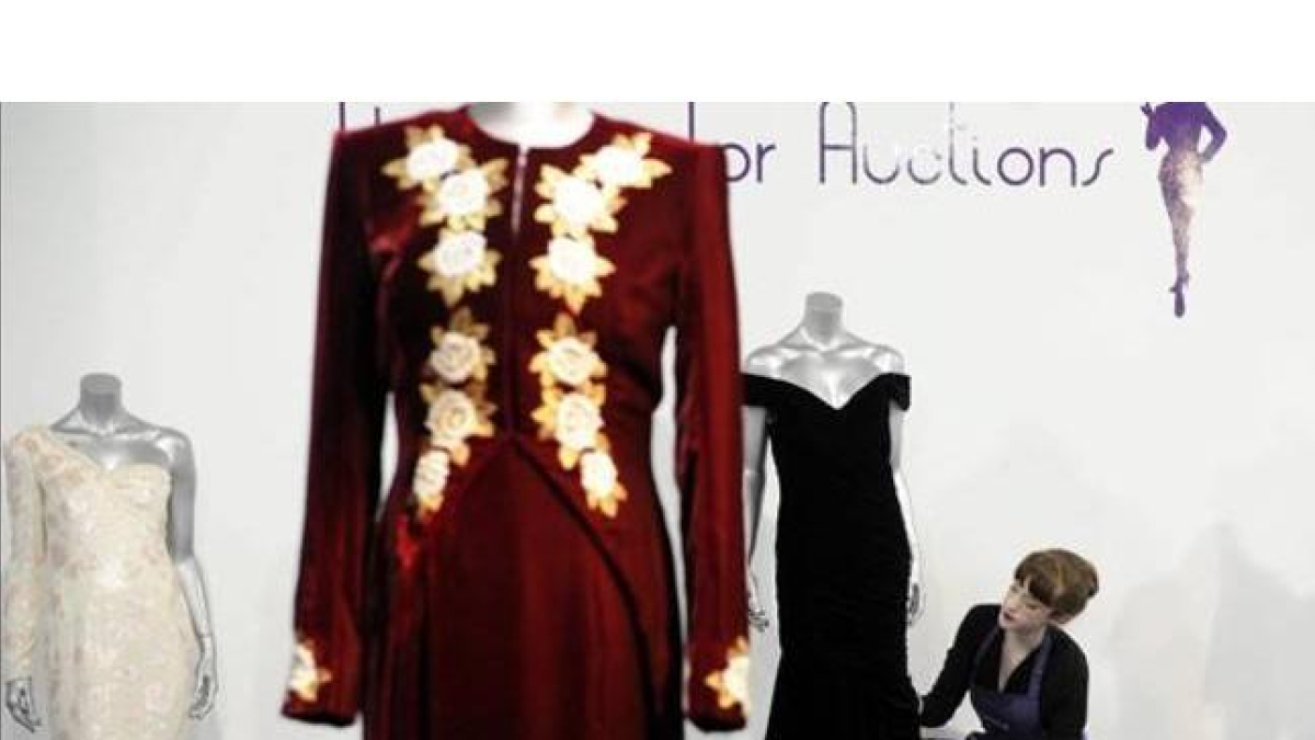 Algunos de los trajes pertenecientes a Diana de Gales que se han subastado en la casa británica de subastas Kerry Taylor.