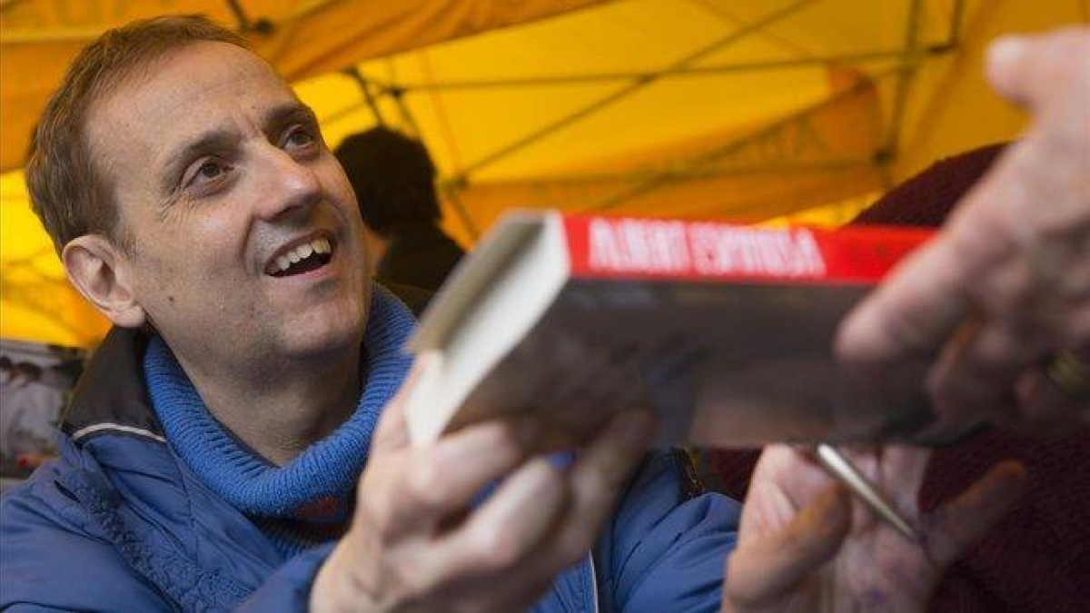 Albert Espinosa firmando este Sant Jordi.