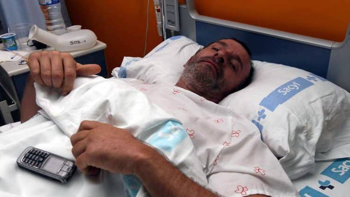 El piloto Ramón Gutiérrez se recupera de sus lesiones en el Complejo Hospitalario de León.