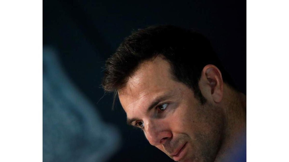 Carlos Marchena cumple la función de enlace entre la federación, el cuerpo técnico y los jugadores. JAVIER ETXEZARRETA