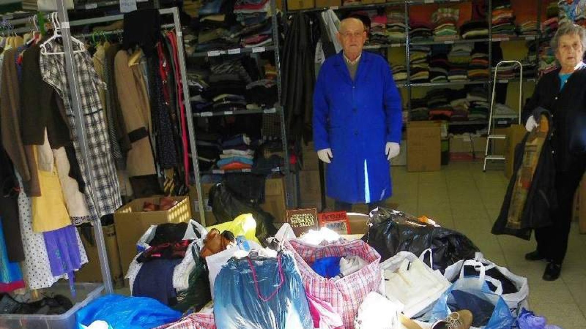 Imagen de las instalaciones del Ropero Social lleno de donaciones de los vecinos.