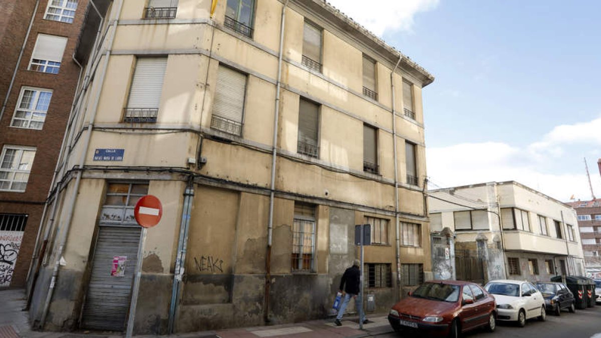 Las dos casas del esquinazo de Federico Echevarría con Rafael María de Labra serán derribadas por Feve. MARCIANO PÉREZ